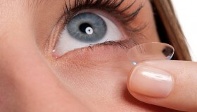 Až 60 % nositelů kontaktních čoček způsobují mikroorganismy komplikace v čočkách