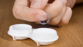 Nositelé kontaktních čoček se chovají rizikově