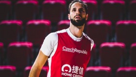 Kapitán basketbalové reprezentace Vojtěch Hruban je bez brýlí