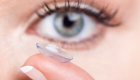 Češi podceňují rizika nošení kontaktních čoček