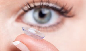 Spaní v čočkách: Riziko, které nositelé kontaktních čoček podceňují