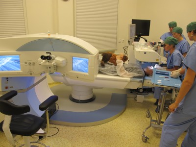 Sály jsou vybaveny lasery VisuMax 500 a MEL 80 frimy ZEISS