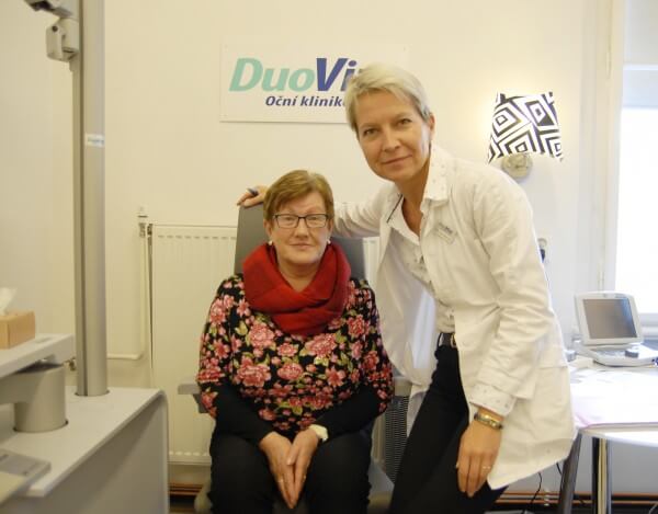 Eva Mrázová měla před operací na jednom oku 15, na druhém 13 dioptrií. Na snímku s MUDr. Janou Mikšovskou z DuoVize na vyšetření.